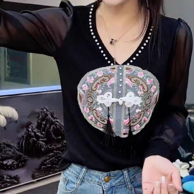 Neues Frühling Sommer T-Shirt Mode Chic V-Ausschnitt Nagelperlen Knopf Stickerei Locker Vielseitig Chinesischer Stil Top
