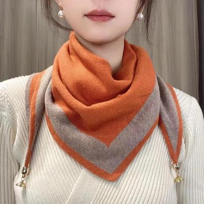 Milans zweifarbiger gestrickter Dreiecksschal: Warmes, sonnenschützendes und doppelseitiges Design für Herbst und Winter.