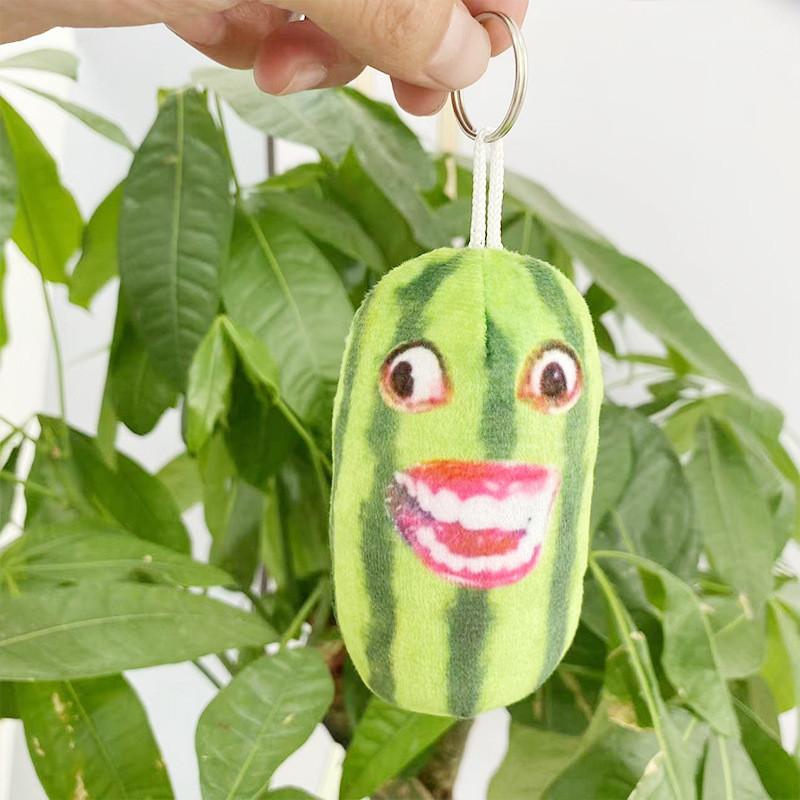 Chaveiro de Pelúcia Galinha Fantasiosa Você É Tão Linda Boneca Melancia Falante