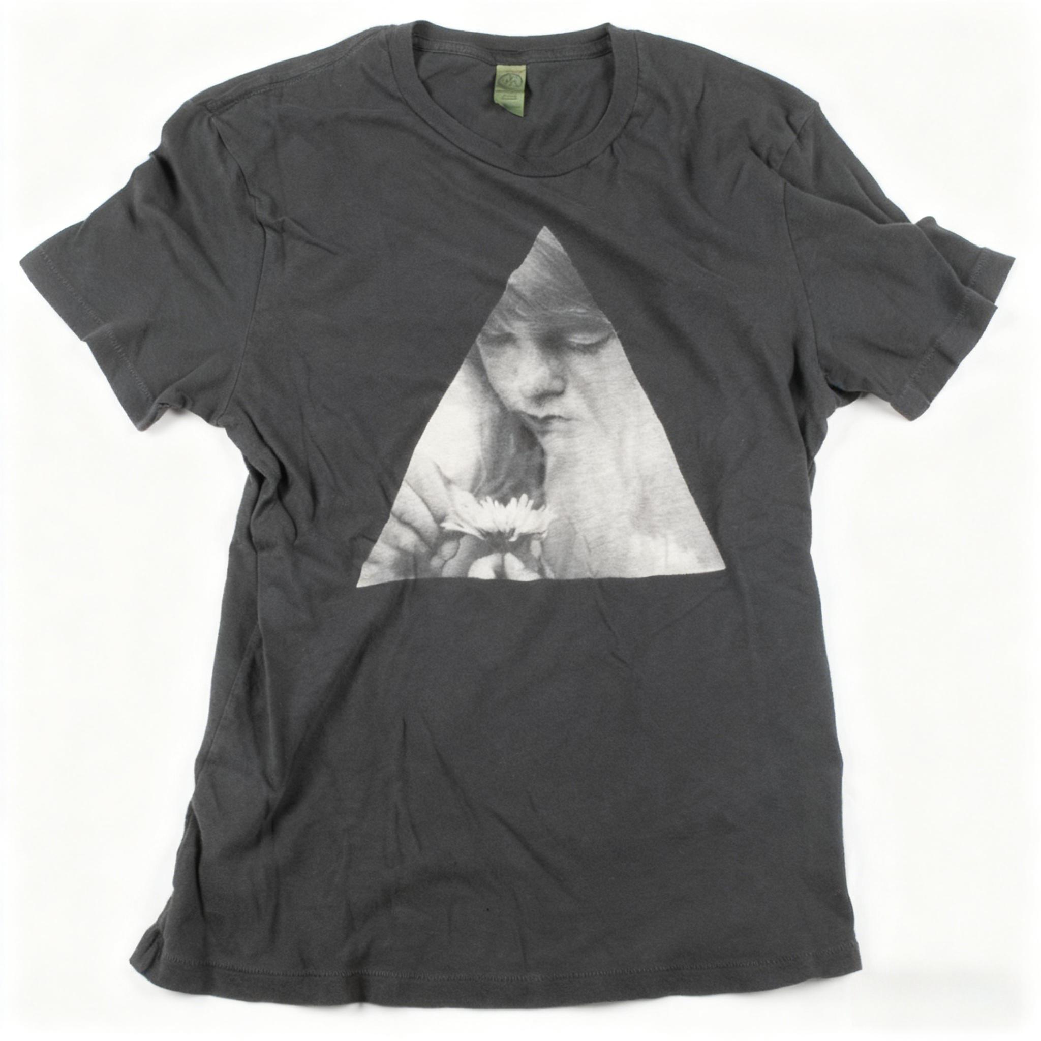 

Темно-коричневая футболка с художественным треугольным графическим изображением ребенка, нюхающего цветок. Tycho DJ Электронная EDM Удобная одежда Идеально S