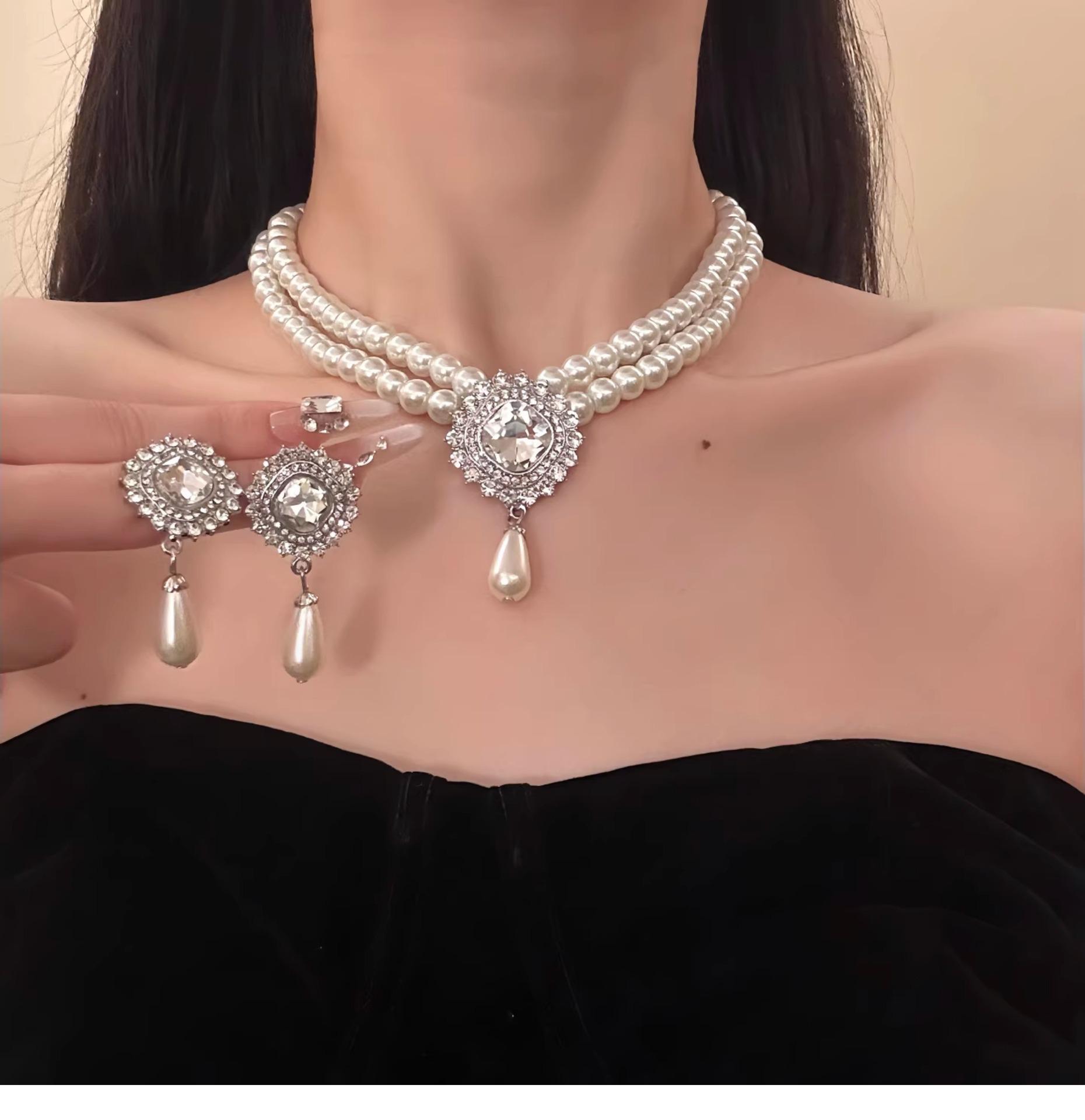 Серьги и Колье с Жемчугом и Стразами – Изысканные Украшения в Придворном Стиле.