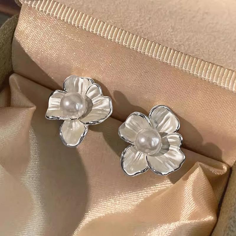 Zhao Lusi-Style Elegant Pearl Flower Stud Earrings for Women - Trendy, Simple, and Luxurious Fashion Accessory