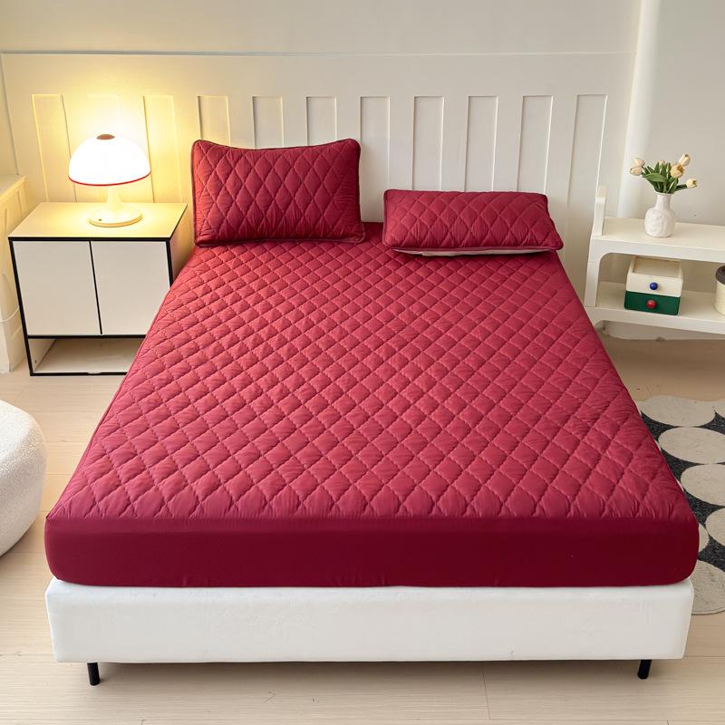 Non-slip Quilted Mattress Protector, Dustproof, All-Season Bed Cover for 1.5m & 1.8m Beds 48x74cm Pillowcase Pair