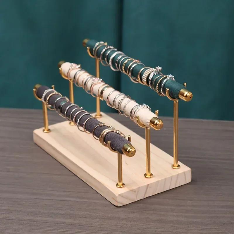Support d'exposition de bagues multicouches avec base en bois massif et support de bague en bâtonnet métallique éponge amovible pour le rangement et l'organisation de bijoux