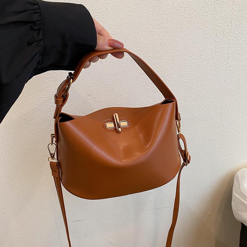 

Летние повседневные нишевые женские сумки новые красивые с высоким чувством качества универсальные легкие портативные на плечо мессенджеры коричневый