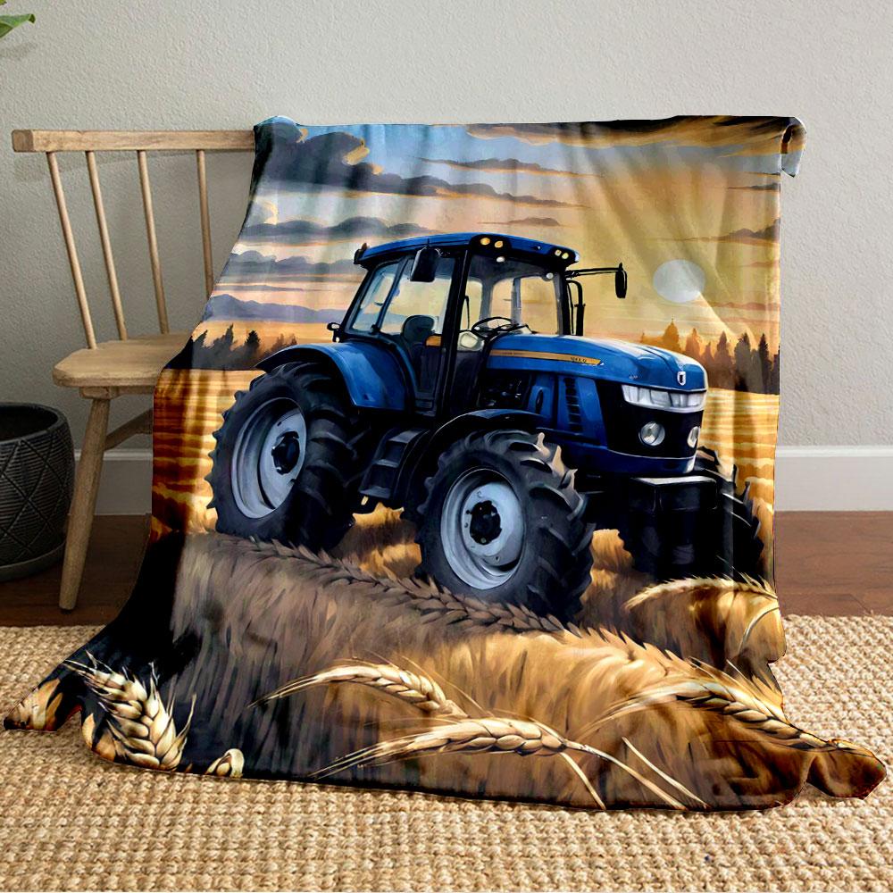 Un trattore blu in campi di grano dorato sotto un cielo al tramonto con nuvole. coperta per tutte le stagioni coperta per pausa pranzo regalo