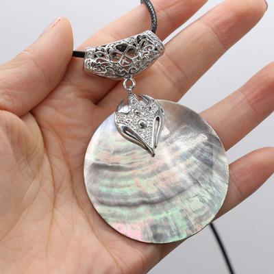 Round Shell Necklace Natural Shells Mother of Pearl Pendant with Leather Rope Chains Necklaces for Women Men Quality Jewelry Choker Gifts