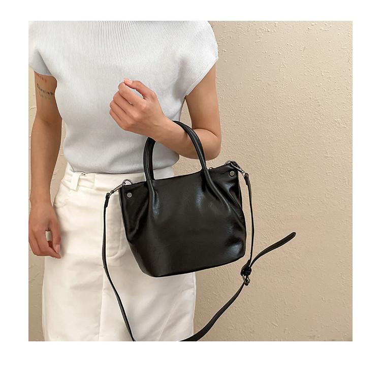 IELGY Retro Oil Wax Leather Simple Mori Style Shoulder Messenger Bag