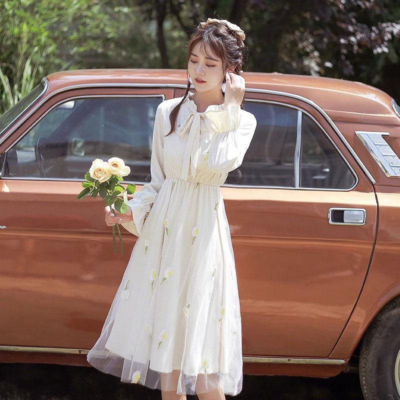 

Платье-футляр средней длины с оборками, шнуровкой, вышивкой и длинными рукавами из сетки, осень 2023 г. M абрикосовый