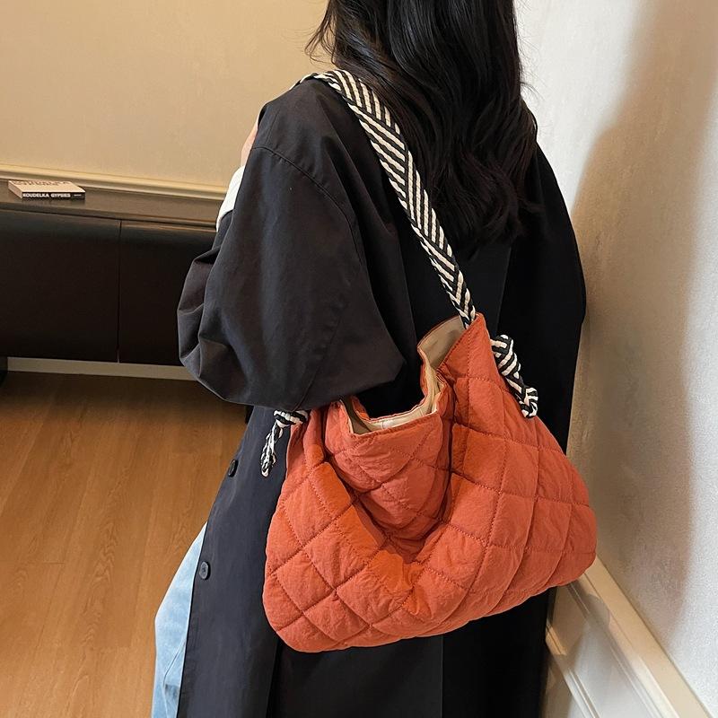 2025 autumn new fashionable large-capacity shoulder bag, diamond checkered bread suit bag, women's casual versatile tote bag