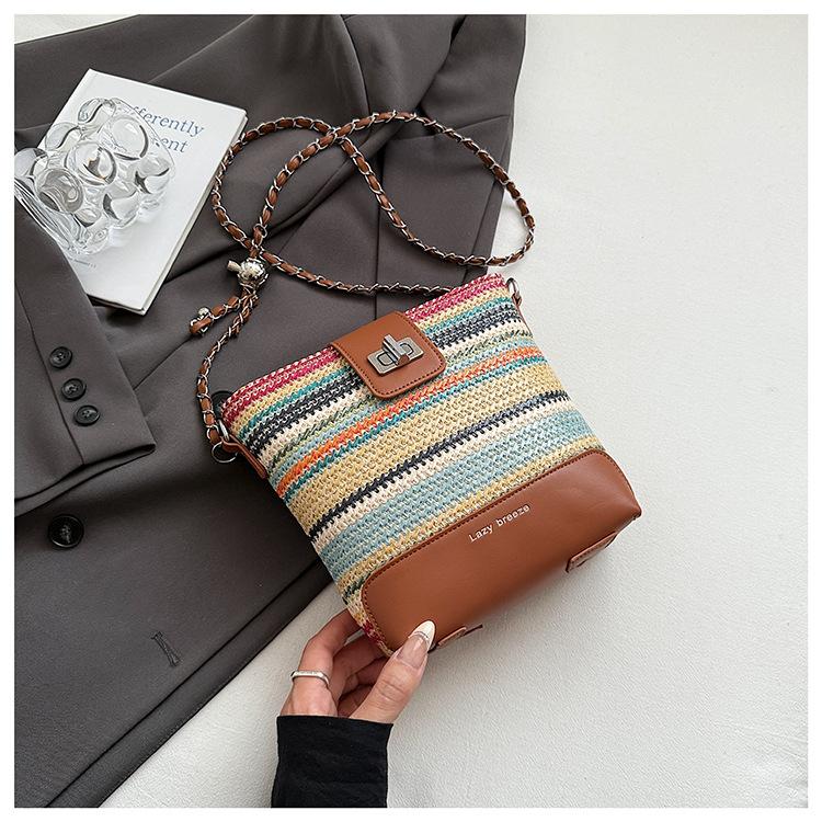 

Straw contrasting color bag women s 2025 new fashion high-end women s bag simple underarm bag popular woven bucket bag коричневый