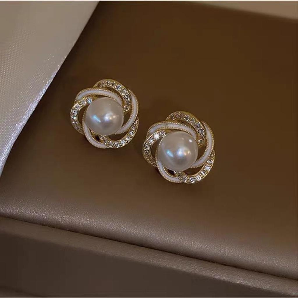 Vintage Style Stud Earrings with Pearl Center and Textured Metal Knot Design for Women Elegant Jewelry Accessories