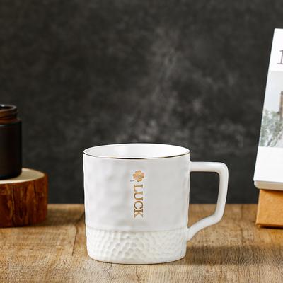 Kreative Personalisierte Tasse mit Goldmuster Französisches Mädchen Büro Paar Wasserbecher Öffnungs-Souvenir Keramiktasse mit Henkel Wasserbecher