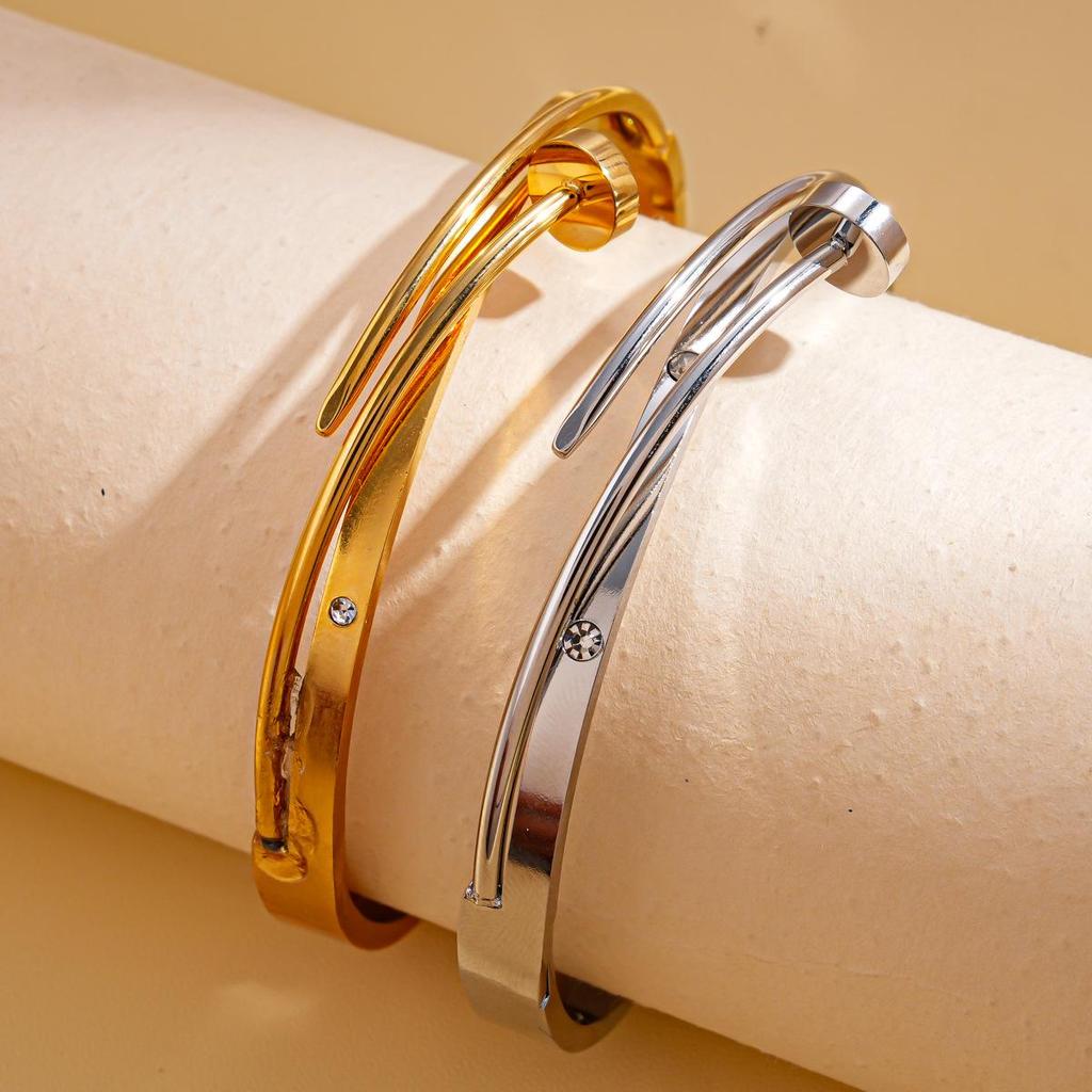 Elegant Stainless Steel Open Bangle: Simple Fashion Temperament Bracelet for Women