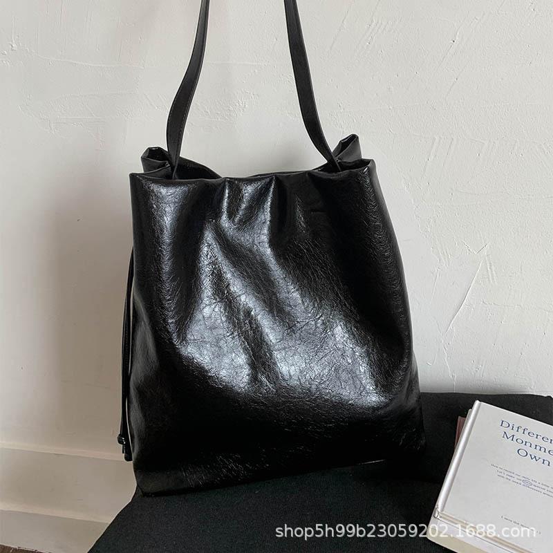 

Retro large-capacity bag women s new fashionable soft leather shoulder bag simple and versatile class commuter tote bag чёрный
