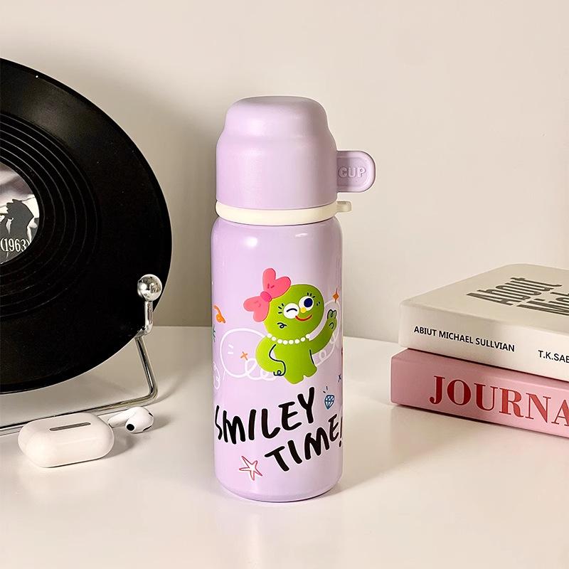 Elegancki kubek na wodę ze stali nierdzewnej z kreskówkową grafiką Uroczy dziecięcy kubek termiczny Jeden kubek Dwa wieczka Kubek ze słomką dla uczniów płci męskiej i żeńskiej