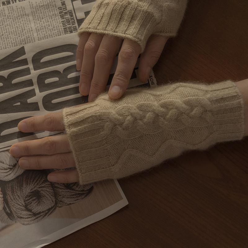 Cashmere Autumn and Winter New Women's Half-finger Twist Gloves To Protect Against Cold and Warm Arms Fashionable Soft Waxy Gloves