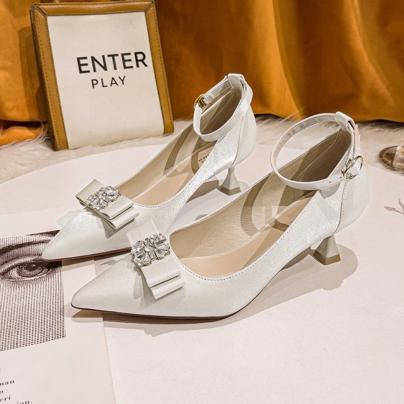 Red wedding shoes Xiuhe wedding dress two wear one word with pointed high heels women's stiletto 2025 new medium heel women's shoes