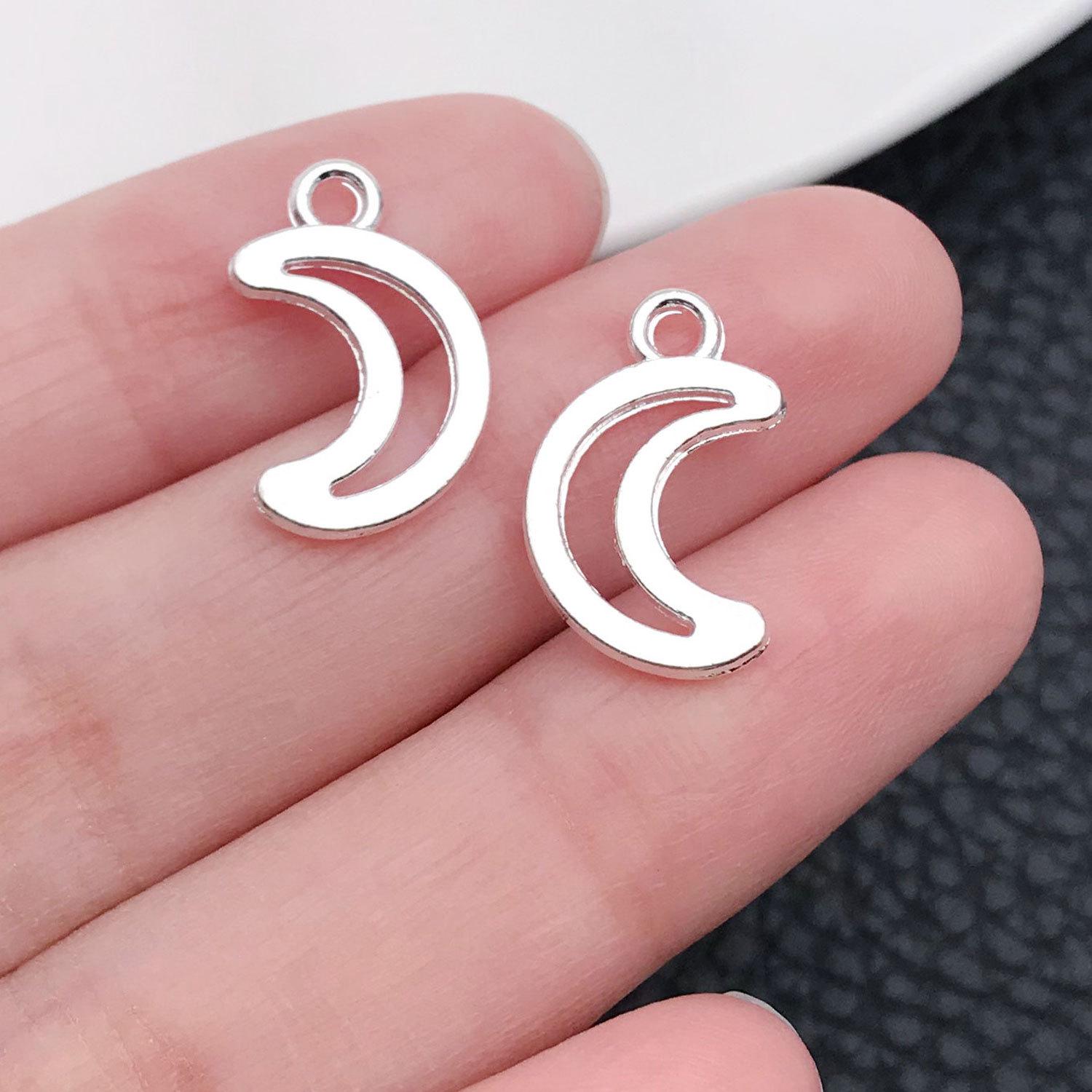 

Кулон зі старовинної срібної зірки, місяця та сонячної кулі – ювелірний аксесуар своїми руками