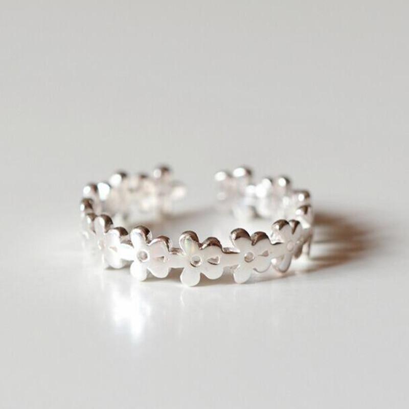 New Simple Popular Creative Copper Jewelry Cute Temperament Flowers Hollowed Fashion Opening Rings R026