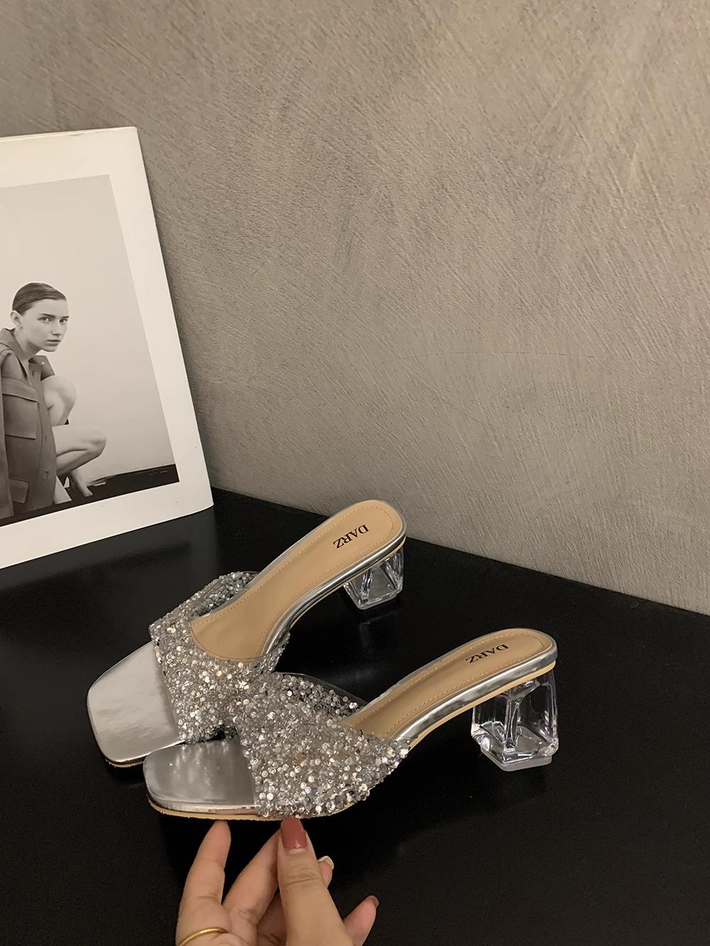 

модные летние женские тапочки сандалии 2024 года с открытым носком удобные женские тапочки с пайетками нескользящие туфли на квадратном каблуке женская обувь 37 серебряный