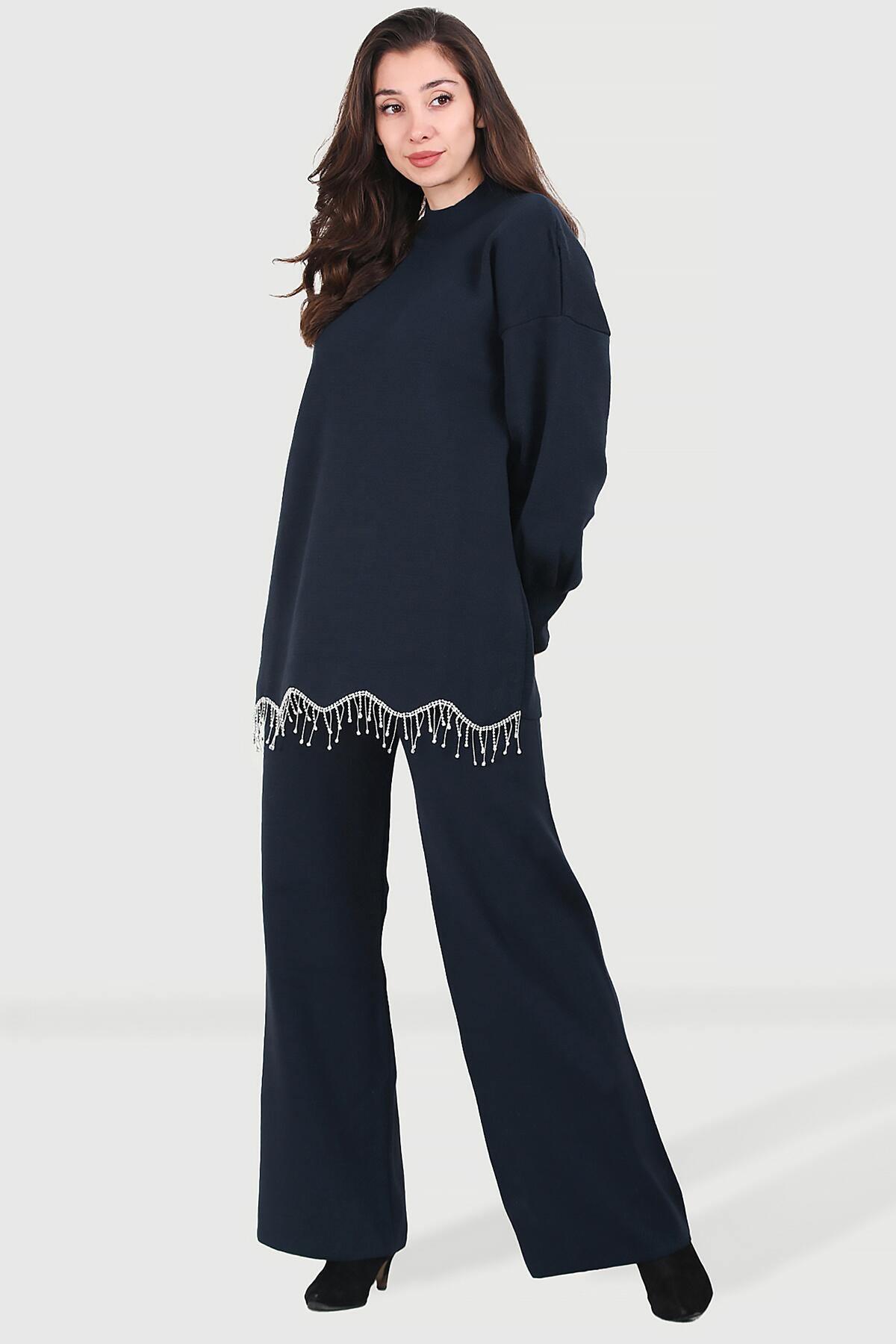 

Женский трикотажный костюм с цепочкой и воздушными рукавами