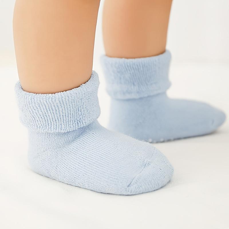 6 Pairs of Basic Color Socks, with Dot Glue for Anti-Slip, Suitable for Toddlers, Warm and Thick, Ideal for Both Boys and Girls.