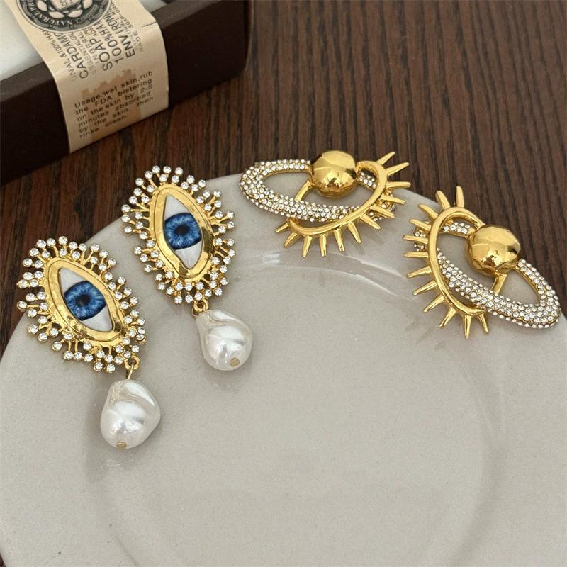 Ins Retro Eye Earrings Exude Unique And Exaggerated Feminine Fashion Sense Stud Jewelry Personalized Accessory For Women