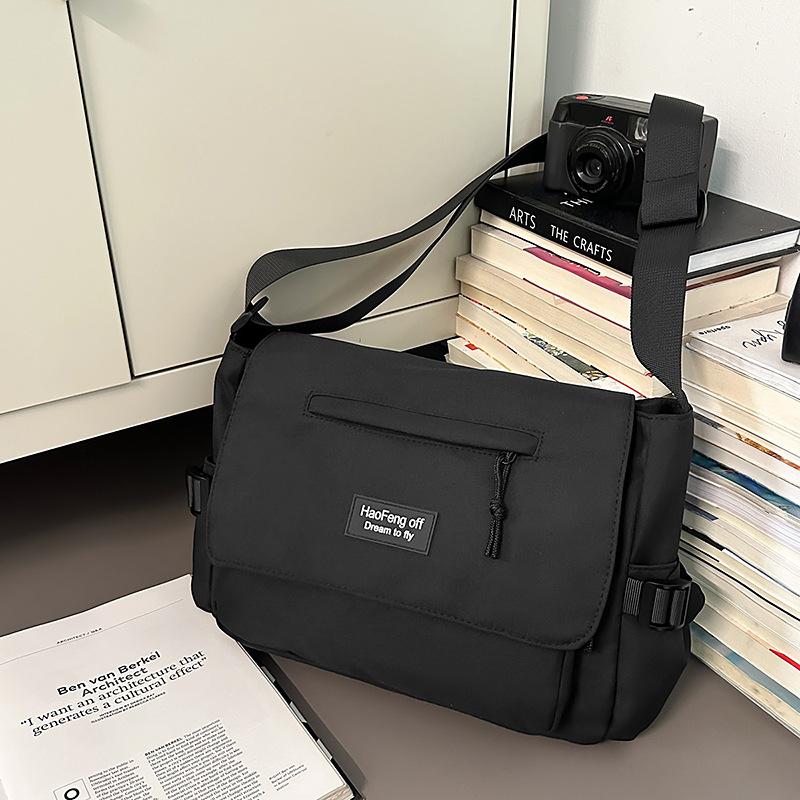 

Wind tooling large-capacity messenger bag men s and female students class bag can put books, casual shoulder bag чорний