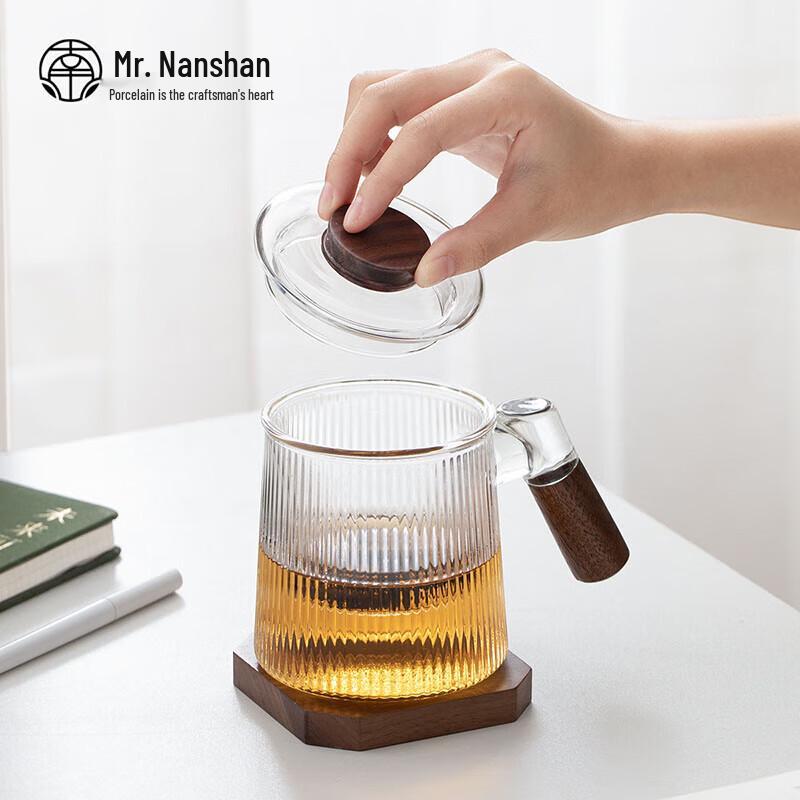Elegant Glass Tea Cup with Walnut Lid & Infuser