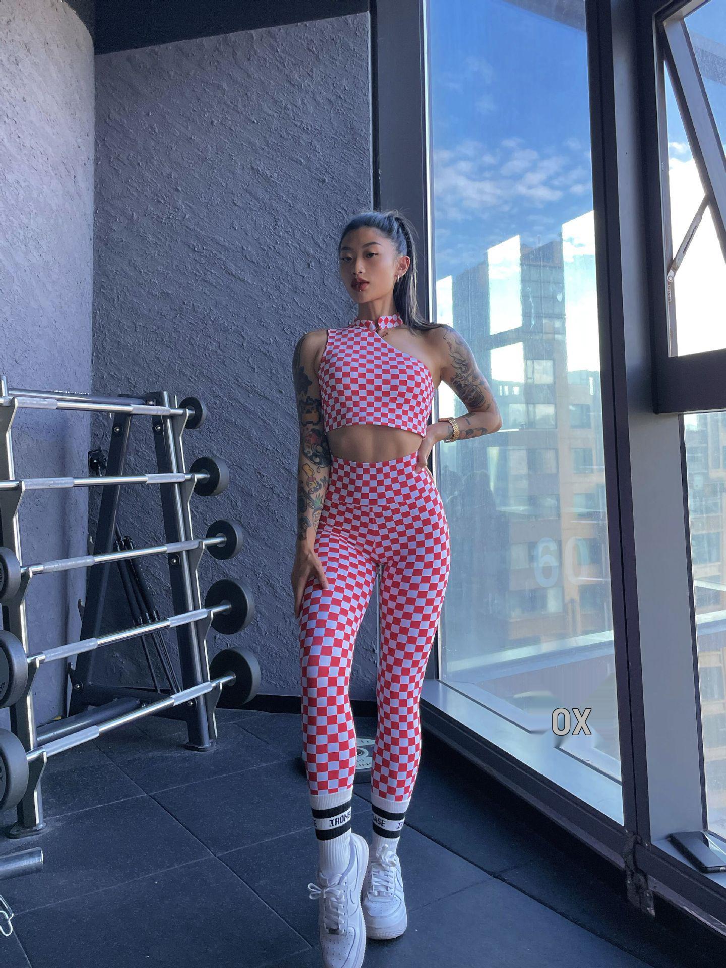 

Женский клетчатый спортивный бюстгальтер и облегающая юбка - на одно плечо, халтер, красивый дизайн спины, двухпредметный комплект, подчеркивающий персичные ягодицы Small