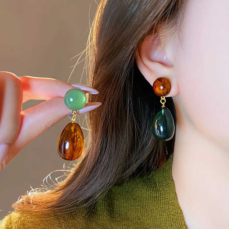 Luxurious And Sophisticated Earrings, Trendy Stud Earrings With A Retro Feel.