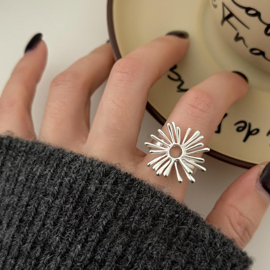 Xiaohongshu 925 Sterling Silver Exaggerated Plain Ring for Women – Simple, Luxurious, High-End Design.