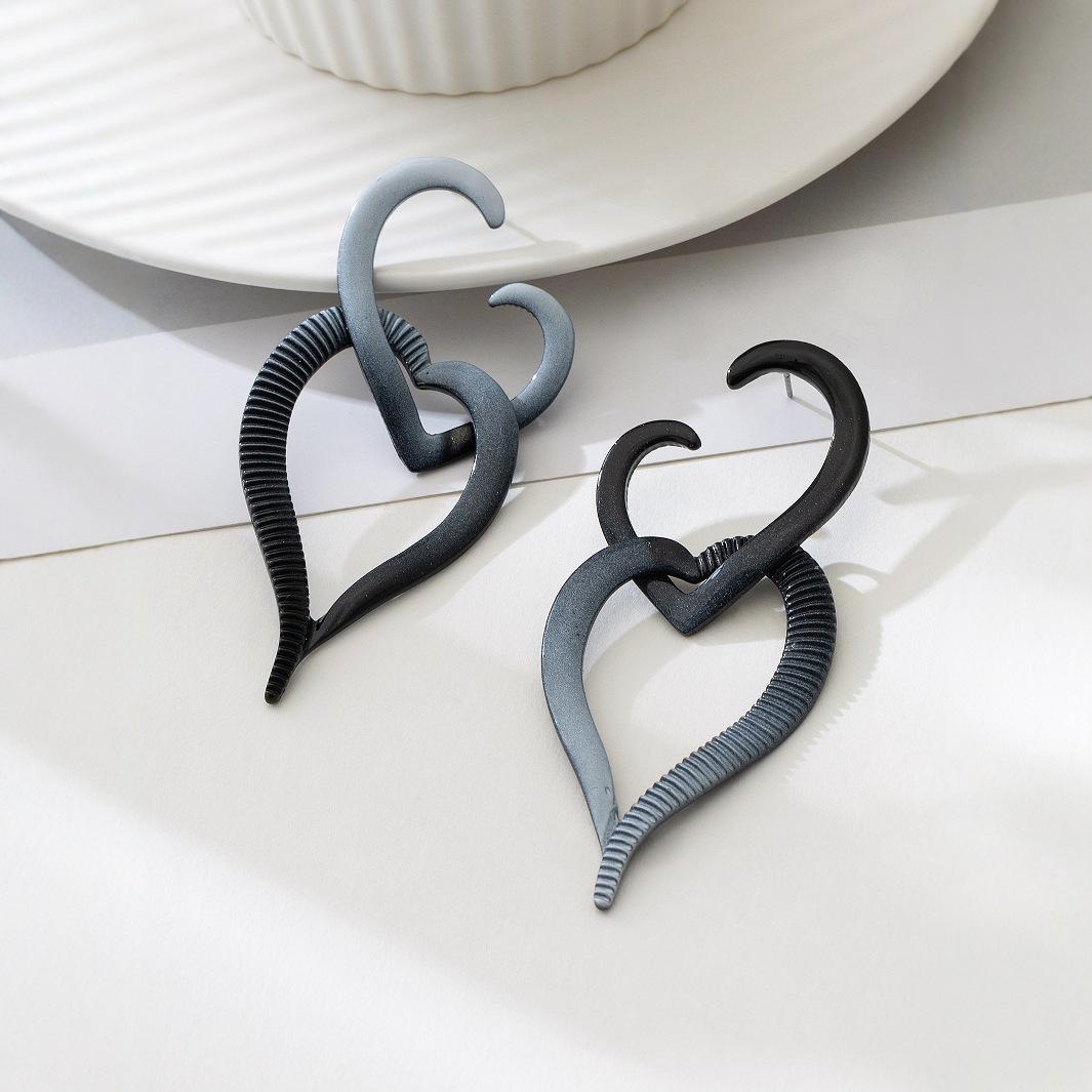 

Модные серьги-гвоздики для женских украшений чёрный