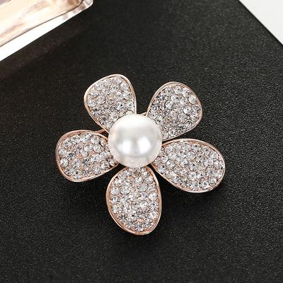 Eine hochwertige Damenmode-Brosche mit Diamanten und Perlen, mit einem zarten Duft und blendfreiem Broschüren-Accessoire