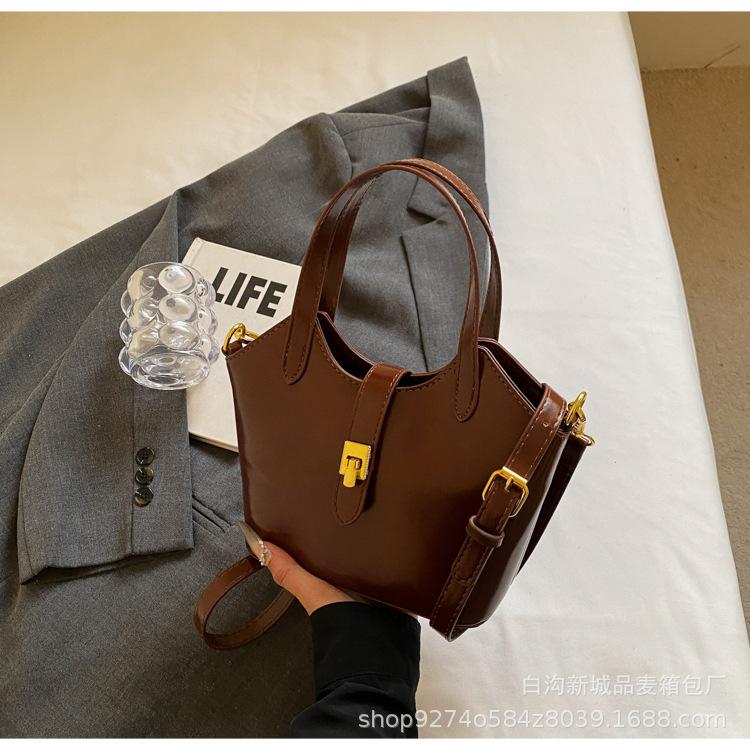 

High-quality retro small bag women s 2025 new niche design versatile shoulder bag super fire portable bucket bag