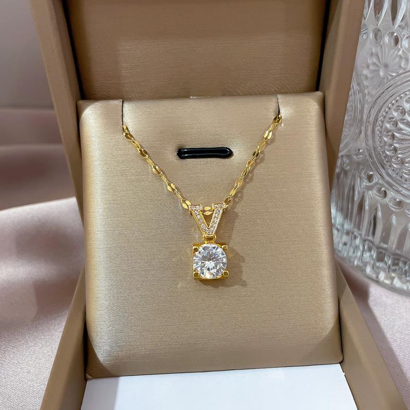 **Lively Women's Necklace: Titanium Steel & Gold-Plated Copper Clavicle Chain**