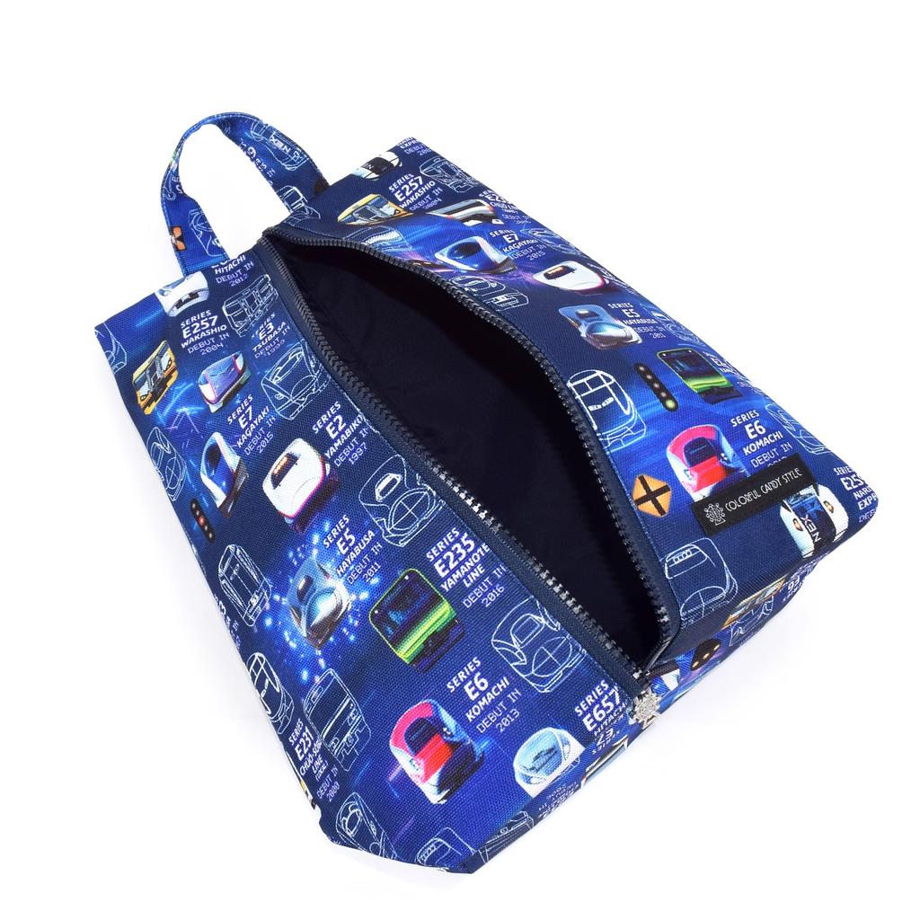 BAREVNÝ STYL CUKROVINEK Pouzdro na boty Prošívané (se jmenovkou) Voděodolné a lehké. Zapínání na zip. Kolekce Train face. Licencováno pro JR East.