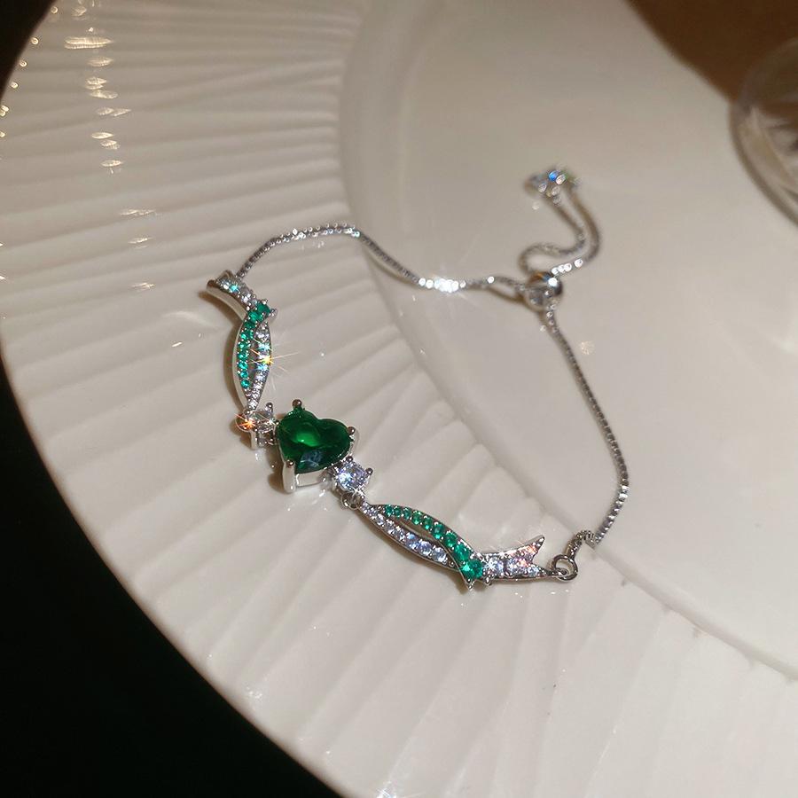 Chic Geometric Heart Bracelet: Elegant European & American Court Style Jewelry for Women