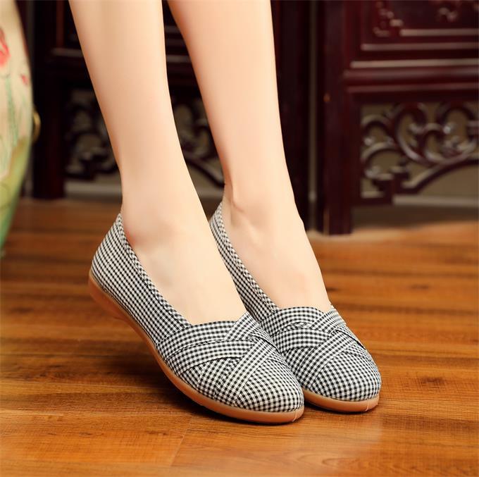 Verarbeitung von maßgefertigten neuen Damenschuhen, alten Pekinger Stoffschuhen, Schuhen für Mütter mittleren und höheren Alters, lockeren, bequemen und rutschfesten Damenschuhen