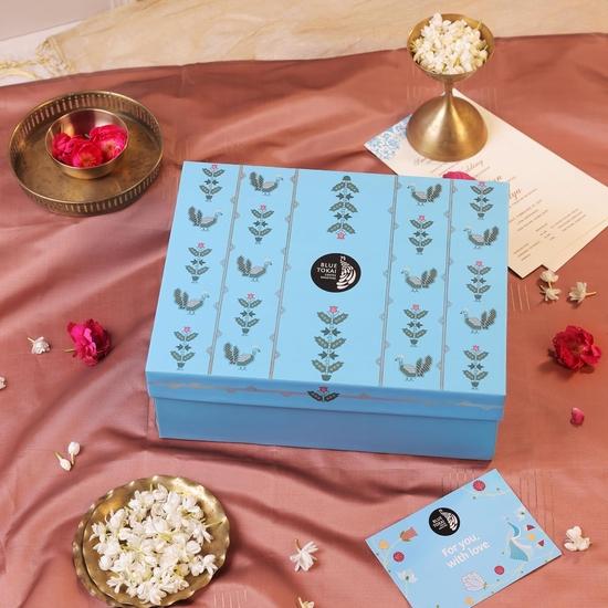 Καλάθι Δώρου Blue Tokai Coffee Roasters Bakula | Γαλλική Πρέσα, Ποτήρι με Καλαμάκι & Καφές| Καλάθι Δώρου Diwali με Εορταστικό Διάκοσμο