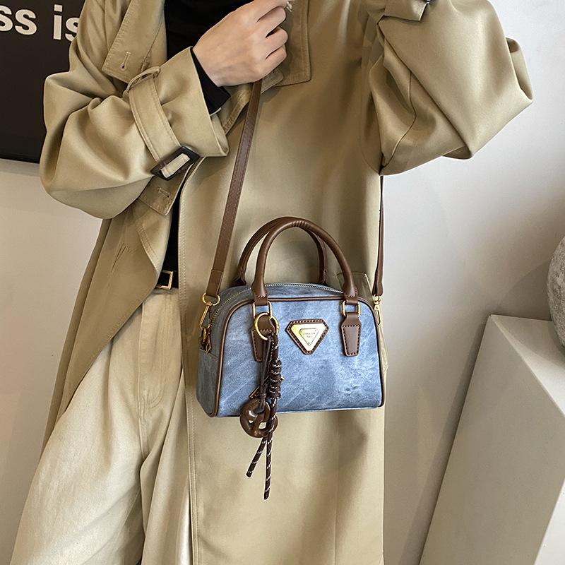 Premium Sense Retro Small Bag Women 2025 New Popular Versatile Messenger Bag Super Fire Portable Bowling Bag