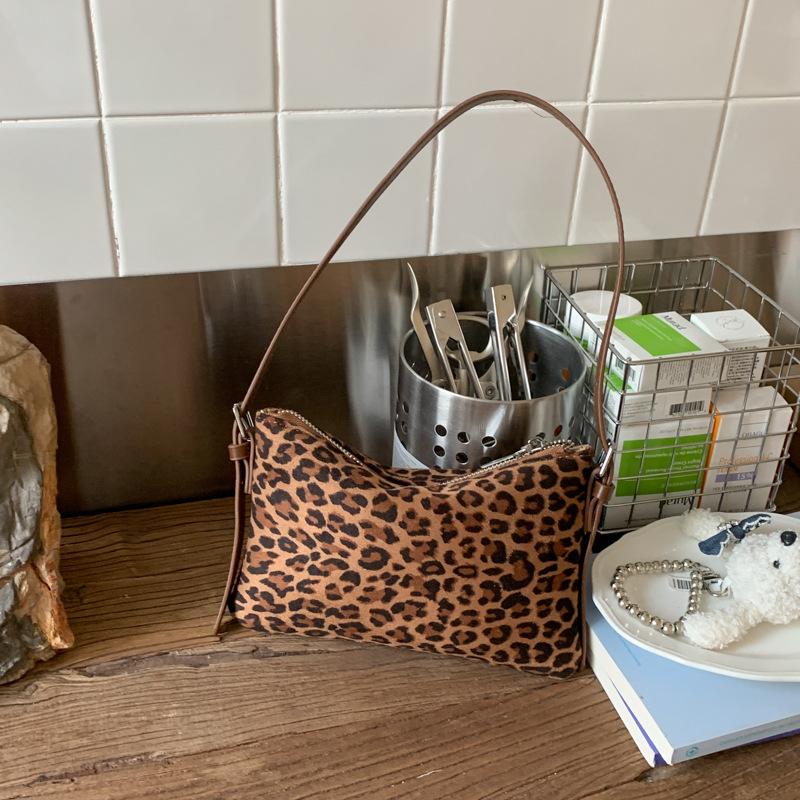 Leopard print underarm bag women's 2025 new autumn and winter French niche high-end messenger bag Spice girl shoulder small square bag