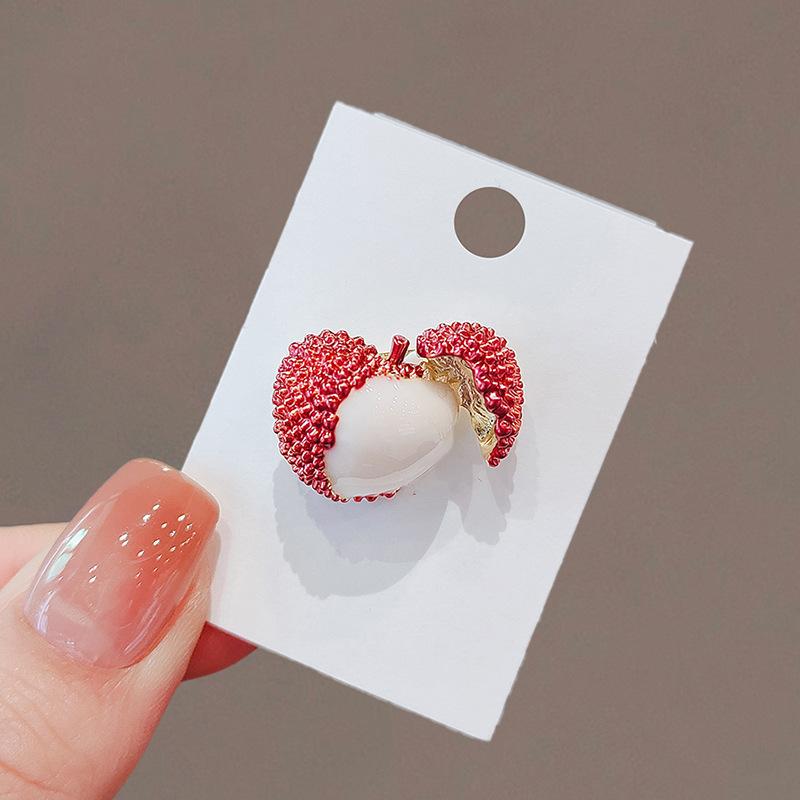 A Niche and Cute Lychee Anti-exposure Brooch A High-end Women's Corsage A Suit Sweater Pin and Accessory To Secure Clothes
