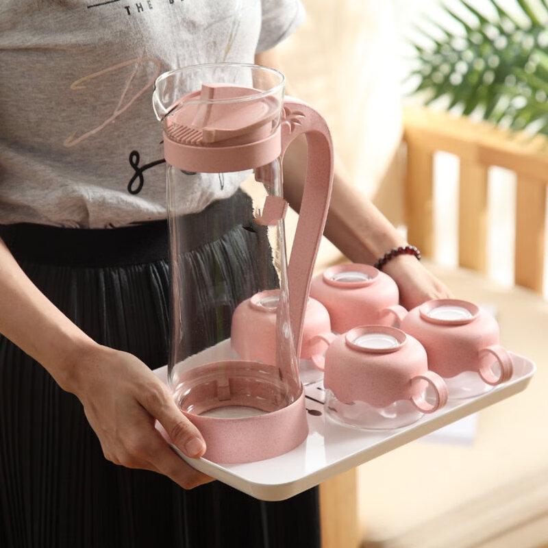 Стеклянный кувшин для воды и набор стаканов