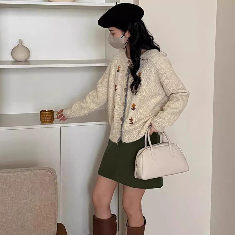 Retro Embroidered Flower Crew Neck Sweater Jacket Women's Autumn and Winter New Gentle Wind Soft Waxy Versatile Soft Waxy Knitted Cardigan