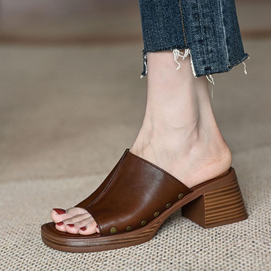 

Лето 2025 Мода Толстая подошва, Универсальные, Толстый каблук, Нескользящие шлепанцы для улицы, Женские шлепанцы на высоком каблуке с французскими заклепками 34 коричневый