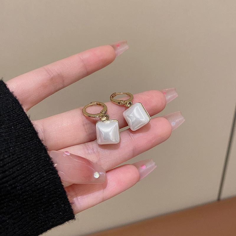 French retro geometric pearl square earrings women s niche design high-end ear buckle personalized fashion earrings