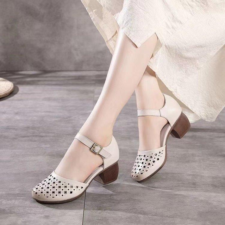 Baotou sandali con tacco spesso romano cavo da donna, estate 2024, nuovi sandali con tacco spesso, superficie in pelle, retrò, testa rotonda cava, scarpe da mamma
