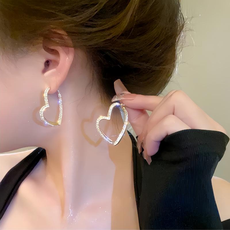 Exquisite 2025 Luxury Diamond Heart Earrings - Unique Circle Design